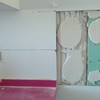 Reparar cuatro azulejos abombados en cocina (sin humedad)