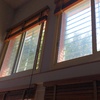 Limpieza de dos ventanas a una cierta altura
