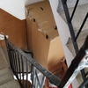 Repasar escalera recien pintada por los rellanos