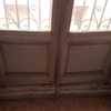 Reforma balcones ventanas y puerta de entrada en edificio protegido