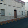 Tapiar puerta, pared y una ventana