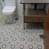 Corte de madera para baldas en baño