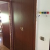 Nuevo armario empotrado en sustitucio de uno existente, con moldaras y puertas en blanco