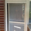 Mosquitera en puerta de aluminio