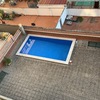 Colocacion de cesped artificial zona comunitaria piscina