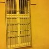 Fabricar e instalar rejas para ventanas de 2 pisos bajos