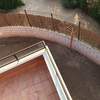 Pavimentar suelo de jardin exterior para colocaciòn de cesped artificial encima
