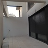 Proveer e instalar pérgola entre muros impermeable