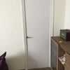Puerta de habitación interior bloqueada por un tubo de espirador