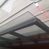 Suministro e instalación de tejadillo formado por estructura de hierro y vidrio de seguridad