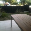 Instalar suelo (40 m2) y barbacoa en jardín.