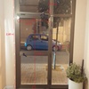 Portal de entrada a edificio en aluminio blanco