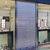 Instalar puerta enrollable exterior en un pequeño negocio