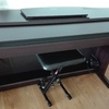 Trasladar un piano de pared y la banqueta