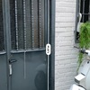 Puerta metalica con ventana cristal