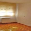 Acuchillar y barnizar pequeño apartamento