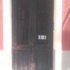 Pintar/decapar puerta entrada edificio