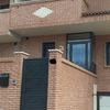 Instalar puerta de aluminio con cerramienta a la entrada de un chalet