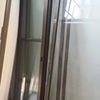 Reubicación y ajuste de puerta de acceso a local en alumino
