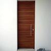 Puerta de madera iroko exterior para casa unifamiliar