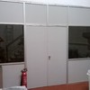 Cambiar puertas de madera por otras más altas, cortando los paneles de madera que hay ahora encima de la puerta