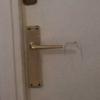 Cambiar una puerta interior, colocar una ceradura