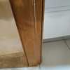 Arreglar marcos de madera de puertas de la casa
