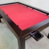 Mesa de salon, con tapete para juegos debajo
