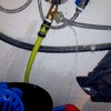 Pequeña fuga en un tubo saliente de agua