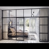 Pared de cristal y metal