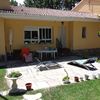 Instalar toldo en terraza anexa a la casa extensible horizontal con ligera pendiente para lluvia