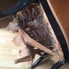 Arreglar fondo de sillon antiguo al que le salen los muelles (véase foto)