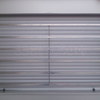 Instalación de rejas y persianas de seguridad nuevas en cinco ventanas