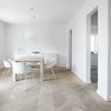 Eliminar barniz del suelo de parquet en espiga