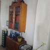 hey armario de salón comedor en el hueco e columnas contra una pared