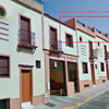 Eliminación de azulejos de la fachada superior de una comunidad de vecinos, enlucido y pintura