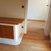 Pulir y barnizar parquet en piso vacío