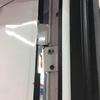 Arreglar puerta de aluminio descolgada en un local
