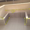 Poner asientos abatibles de madera a un banco de obra en forma de U